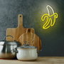 Forever Lampe Néon LED Banana Blanc/Jaune avec Pied pour Suspension Murale — Alimentation USB ou Piles