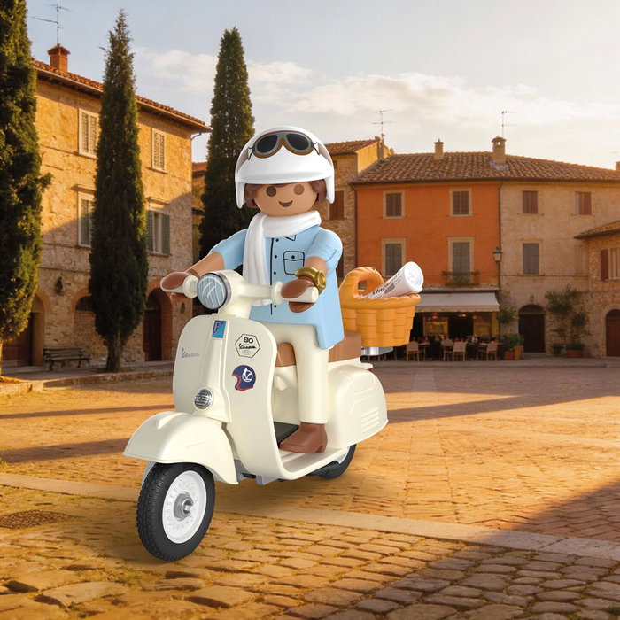 Playmobil Vespa 80 Aniversario 72283 - Figurine avec Scooter Classique Crème, Casque et Accessoires, Jouet Enfant +5 Ans