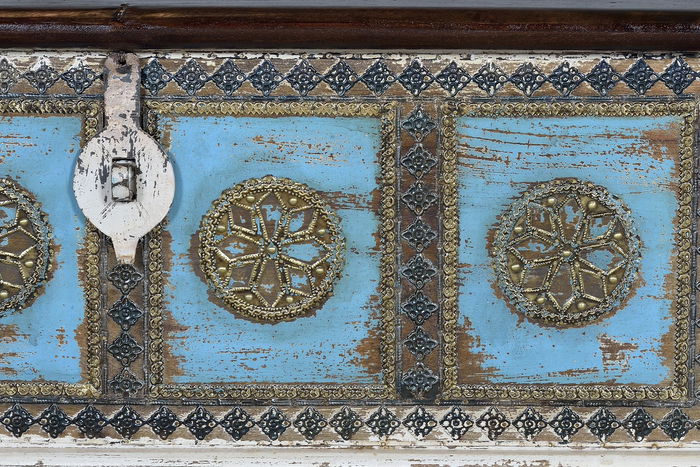 GINER Y COLOMER Buffet en bois de manguier blanc vieilli et cerisier avec détails bleus et bronze - 116 x 40 x 45 cm, grande capacité