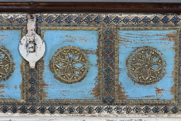 GINER Y COLOMER Buffet en bois de manguier blanc vieilli et cerisier avec détails bleus et bronze - 116 x 40 x 45 cm, grande capacité