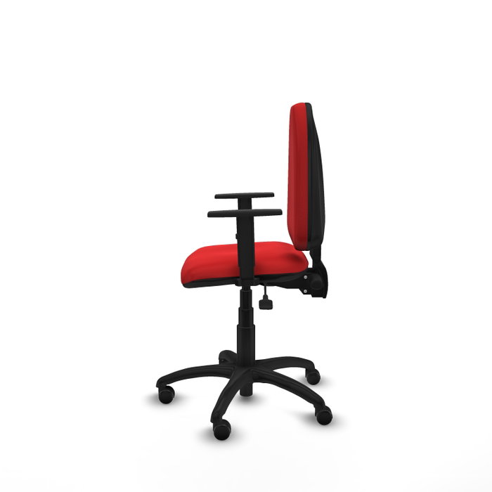 Chaise de bureau Aýna avec mécanisme asynchrone, revêtement en simili cuir rouge. Équipée d'une base en polyamide noir, d'accoudoirs 1D et de roulettes pour parquet