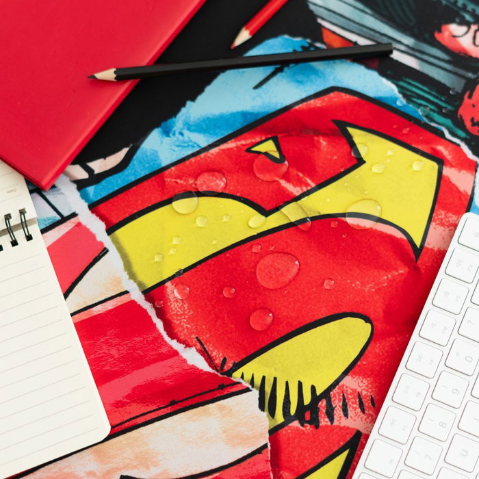 ERIK Tapis de Souris Gaming Superman DC Comics 80x35 cm - Surface Textile Imperméable, Bords Renforcés, Base en Caoutchouc Anti-dérapant