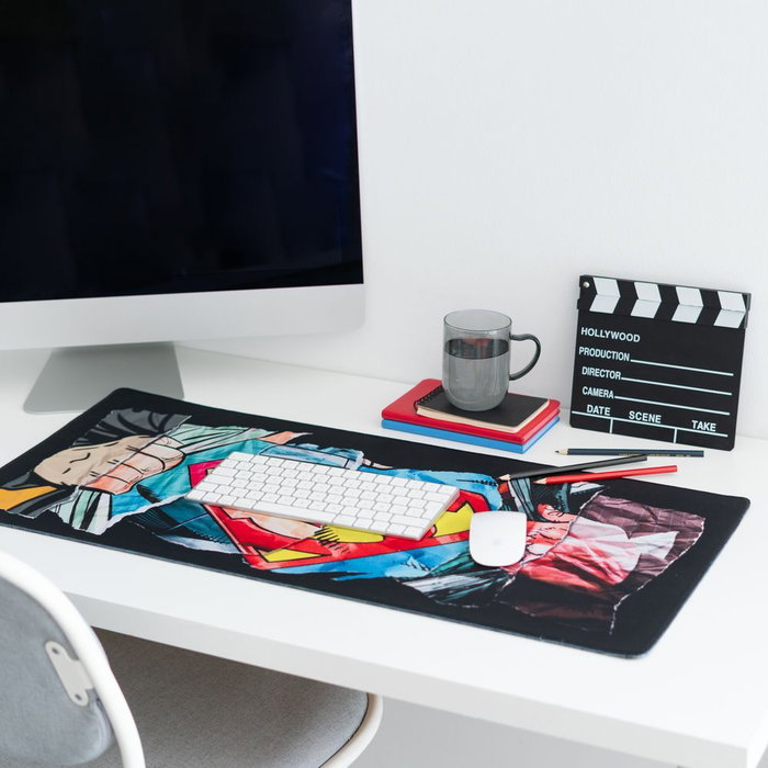 ERIK Tapis de Souris Gaming Superman DC Comics 80x35 cm - Surface Textile Imperméable, Bords Renforcés, Base en Caoutchouc Anti-dérapant