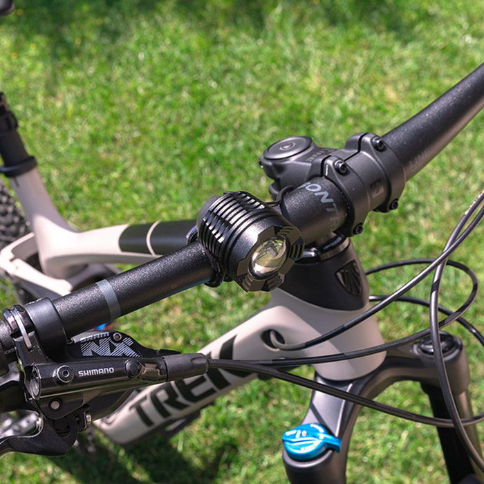 Edm Lampe frontale et vélo LED rechargeable aluminium 180 lm 50 lm flash IP54 5 W avec batterie et chargeur Edm Lampe frontale et vélo LED rechargeable aluminium 180 lm 50 lm flash IP54 5 W avec batterie et chargeur