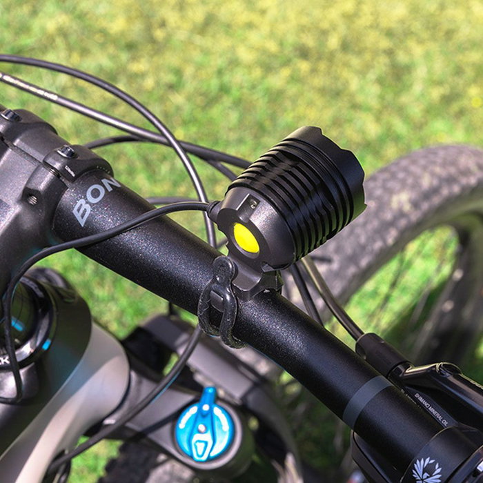 Edm Lampe frontale et vélo LED rechargeable aluminium 180 lm 50 lm flash IP54 5 W avec batterie et chargeur Edm Lampe frontale et vélo LED rechargeable aluminium 180 lm 50 lm flash IP54 5 W avec batterie et chargeur