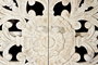 GINER Y COLOMER Vitrina - Buffet 2 portes en bois de manguier massif avec finition blanc vieilli et pieds métal noir, 160 x 110 x 40 cm