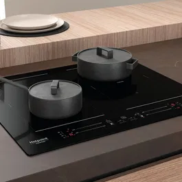 Table de cuisson à induction Hotpoint HS5160CNE - 4 foyers dont 2 zones flexibles - Puissance totale 7200 W - 18 niveaux - Design noir - L60 cm