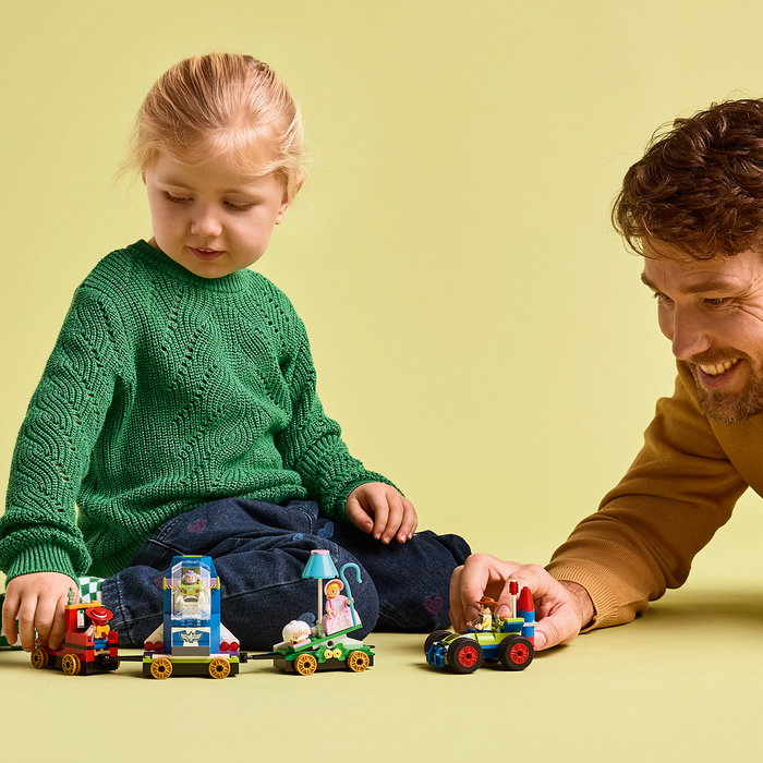 LEGO Disney et Pixar Toy Story 43264 Le Train en fête et voiture RC LEGO Disney et Pixar Toy Story 43264 Le Train en fête et voiture RC