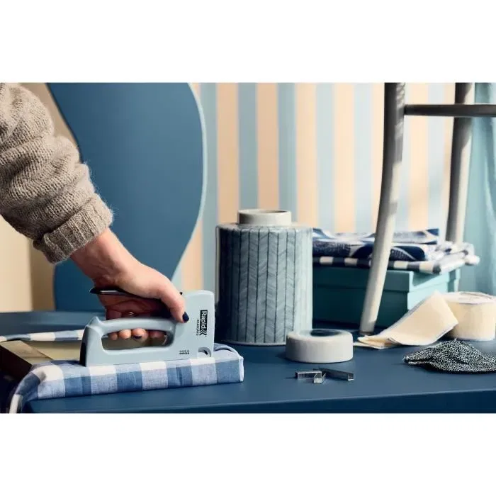 Rapid Agrafeuse Murale Manuelle R53, éco-responsable en plastique recyclé 90%, pour agrafes 53/4-10mm, idéale bricolage, décoration textile, rembourrage, couleur Bleu Archipel