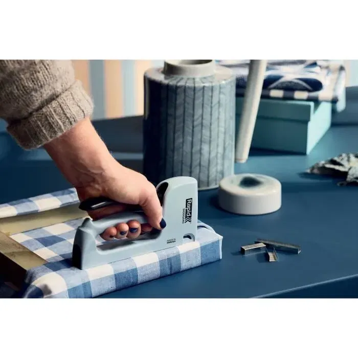 Rapid Agrafeuse Murale Manuelle R53, éco-responsable en plastique recyclé 90%, pour agrafes 53/4-10mm, idéale bricolage, décoration textile, rembourrage, couleur Bleu Archipel