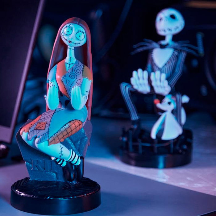 EXQUISITE GAMING Support et socle de câble avec figurine Sally de L'Étrange Noël de Monsieur Jack Disney, 21 cm - Compatible PS5, Xbox, iPhone