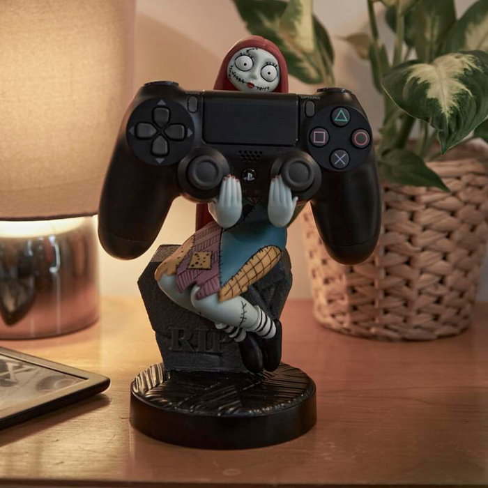 EXQUISITE GAMING Support et socle de câble avec figurine Sally de L'Étrange Noël de Monsieur Jack Disney, 21 cm - Compatible PS5, Xbox, iPhone
