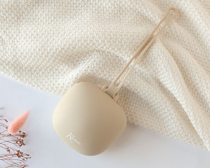 KioKids Porte-sucette en silicone, support de transport et de rangement hygiénique pour tétine, capacité 1 pièce, avec lanière, beige, à partir de 0 mois KioKids Porte-sucette en silicone, support de transport et de rangement hygiénique pour tétine, capacité 1 pièce, avec lanière, beige, à partir de 0 mois