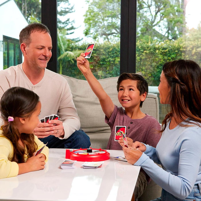 Mattel Games UNO Spin - Jeu de cartes avec roulette, Uno classique revisité - Recommandé à partir de 7 ans Mattel Games UNO Spin - Jeu de cartes avec roulette, Uno classique revisité - Recommandé à partir de 7 ans