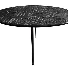 GINER Y COLOMER - Table basse artisanale en bois de manguier massif avec hiéroglyphe sculpté main et pieds en fer laqué noir - 70 cm diamètre x 50 cm haut - Coloris noir foncé/noir
