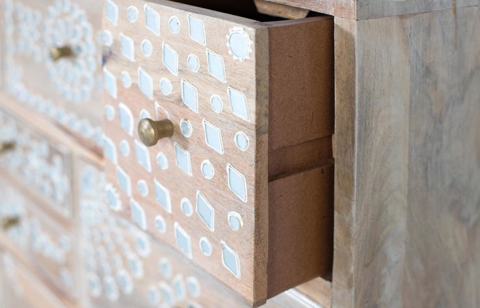 GINER Y COLOMER - Commode 10 tiroirs en bois de manguier naturel avec fronts de tiroirs peints à la main en blanc - Meuble de rangement