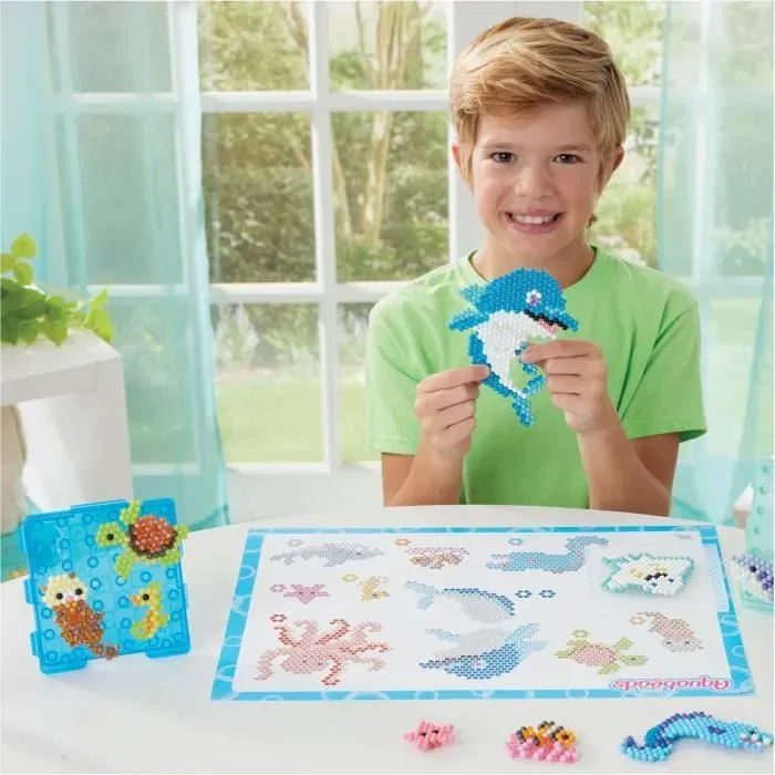 Aquabeads Coffret Création La Vie Aquatique, avec 4 Bases d'Exposition pour Tableau Décoratif, 35046 - Jeu de Perles à Vaporiser