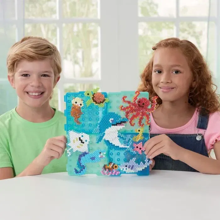 Aquabeads Coffret Création La Vie Aquatique, avec 4 Bases d'Exposition pour Tableau Décoratif, 35046 - Jeu de Perles à Vaporiser