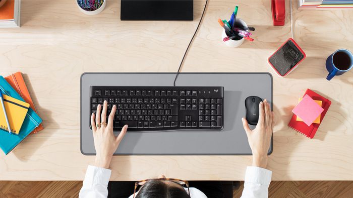 Logitech Sous-main souris de bureau - Série Studio, résistant aux éclaboussures, antidérapant, dimensions 700 x 300 x 2 mm, gris moyen Logitech Sous-main souris de bureau - Série Studio, résistant aux éclaboussures, antidérapant, dimensions 700 x 300 x 2 mm, gris moyen