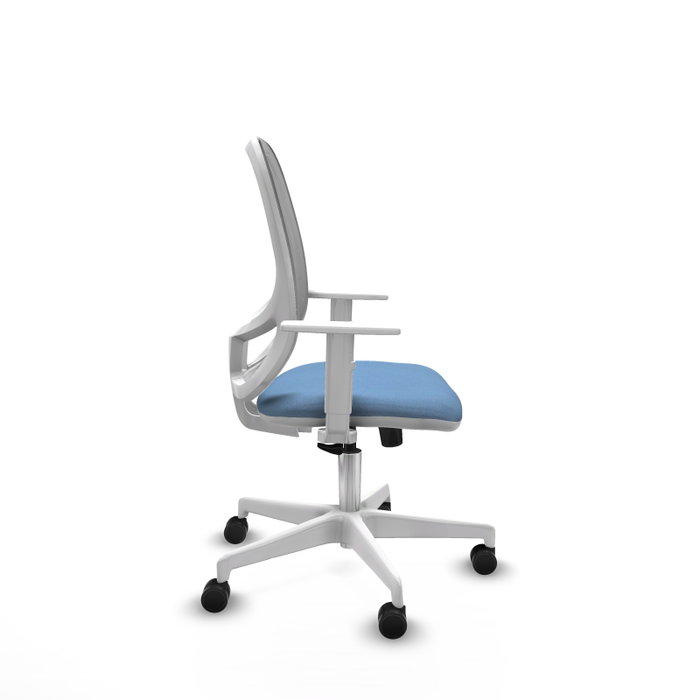 Chaise Cilanco Synchro 3 positions tissu Bleu ciel Maille Gris Structure polyamide blanc Accoudoirs blancs Sans appui-tête Roulettes 65mm nylon