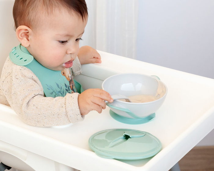 KioKids Kit Bol et Cuillère Antidérapant pour Bébé avec Ventouse - Bol Hermétique 300 mL - Coloris Sage, Recommandé +6 Mois