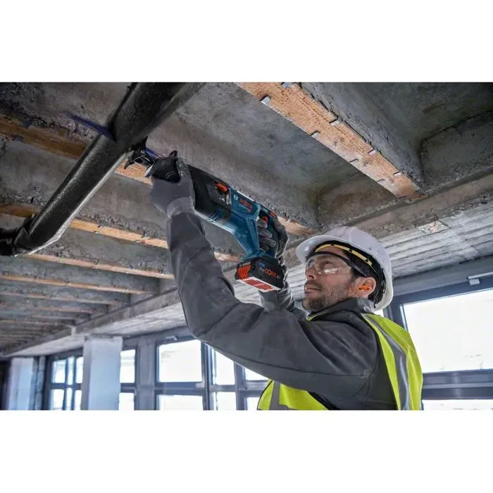 Bosch Professional Scie sabre sans fil GSA 18V-28 06016C0000, puissante et précise pour la découpe