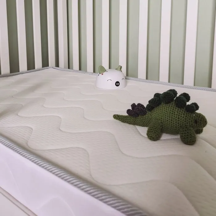 Tineo - Matelas bébé évolutif 2 faces hiver/été 60 x 120 cm ép. 11 cm en mousse polyuréthane, fabriqué en France, traité anti-acariens