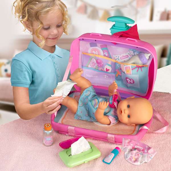 Famosa - Poupée Nenuco 'Viaja Conmigo' 30 cm avec 6 accessoires - Produit en espagnol Famosa - Poupée Nenuco 'Viaja Conmigo' 30 cm avec 6 accessoires - Produit en espagnol