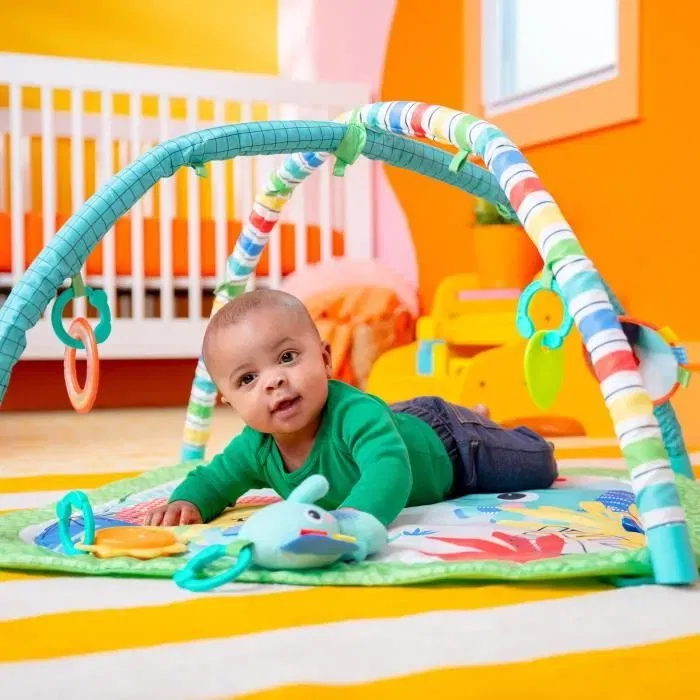 Bright Starts Tapis d'éveil bébé Wild Wiggles Jungle Vert - Évolutif et pliable avec arche à 5 jouets sensoriels musicaux amovibles et miroir