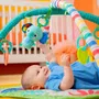 Bright Starts Tapis d'éveil bébé Wild Wiggles Jungle Vert - Évolutif et pliable avec arche à 5 jouets sensoriels musicaux amovibles et miroir