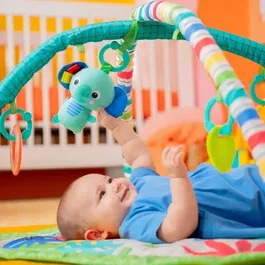 Bright Starts Tapis d'éveil bébé Wild Wiggles Jungle Vert - Évolutif et pliable avec arche à 5 jouets sensoriels musicaux amovibles et miroir