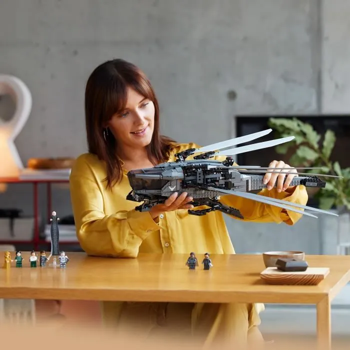 Lego Icons Dune Atreides Royal Ornithopter - Set de Collection pour Adultes - Replique avec 8 Personnages - 1369 Pieces - Ailes Pliables - Idee Cadeau Cinéma