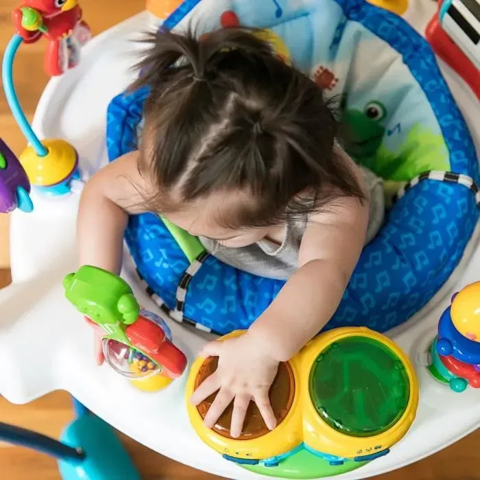 Baby Einstein Aire d'Éveil à Rebonds Symphonie - Siège rebondissant pivotant 360° avec bongos lumineux et sons multilingues