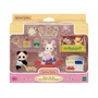 Sylvanian Families - Coffret Le coffre à jouets des bébés avec figurines Bébé Lapin Blanc, Bébé Panda, jouets et cuisine - Gamme Meubles et Accessoires - À partir de 3 ans