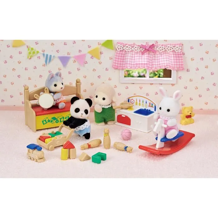 Sylvanian Families - Coffret Le coffre à jouets des bébés avec figurines Bébé Lapin Blanc, Bébé Panda, jouets et cuisine - Gamme Meubles et Accessoires - À partir de 3 ans