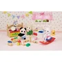 Sylvanian Families - Coffret Le coffre à jouets des bébés avec figurines Bébé Lapin Blanc, Bébé Panda, jouets et cuisine - Gamme Meubles et Accessoires - À partir de 3 ans