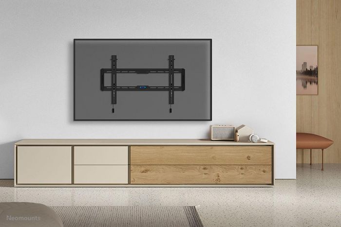 Neomounts WL35-550BL16 Support mural inclinable pour écrans plats TV 42 à 86 pouces (jusqu'à 60 kg), système magnétique pull & release, compatibilité VESA 100x100 à 600x400 mm, Noir