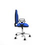 Chaise de bureau Algarra avec mécanisme de contact permanent de base, rembourrée de tissu bleu. Équipée d'une base chromée, d'accoudoirs fixes et de roulettes autobloquantes