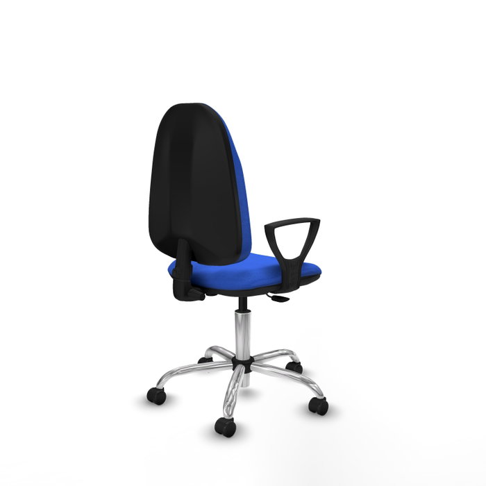 Chaise de bureau Algarra avec mécanisme de contact permanent de base, rembourrée de tissu bleu. Équipée d'une base chromée, d'accoudoirs fixes et de roulettes autobloquantes