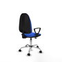 Chaise de bureau Algarra avec mécanisme de contact permanent de base, rembourrée de tissu bleu. Équipée d'une base chromée, d'accoudoirs fixes et de roulettes autobloquantes