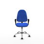 Chaise de bureau Algarra avec mécanisme de contact permanent de base, rembourrée de tissu bleu. Équipée d'une base chromée, d'accoudoirs fixes et de roulettes autobloquantes