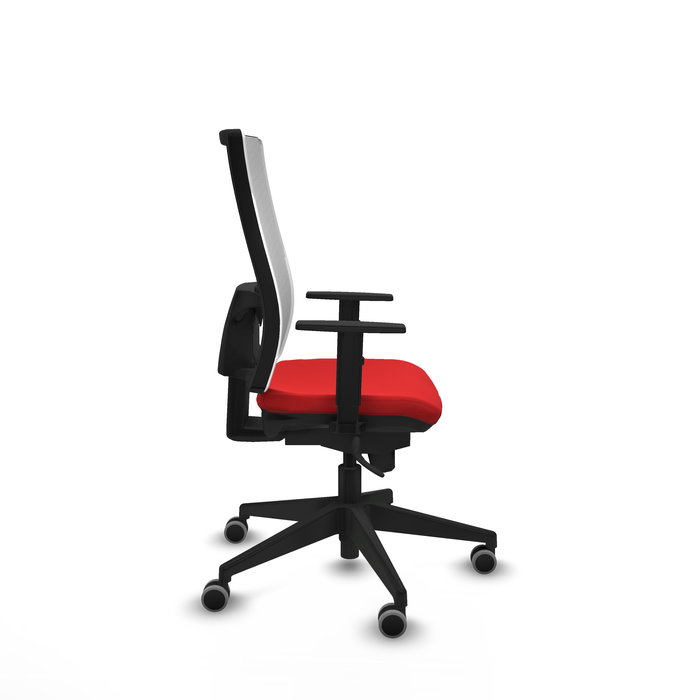 Chaise de bureau Horna avec mécanisme Sincro, revêtue de similicuir rouge et de maille blanche. Équipée d'un soutien lombaire 1D, d'accoudoirs 1D et de roulettes de 65 mm pour parquet