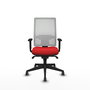 Chaise de bureau Horna avec mécanisme Sincro, revêtue de similicuir rouge et de maille blanche. Équipée d'un soutien lombaire 1D, d'accoudoirs 1D et de roulettes de 65 mm pour parquet