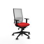 Chaise de bureau Horna avec mécanisme Sincro, revêtue de similicuir rouge et de maille blanche. Équipée d'un soutien lombaire 1D, d'accoudoirs 1D et de roulettes de 65 mm pour parquet