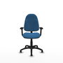 Chaise de bureau Algarra avec mécanisme Contact permanent de base, revêtue de similicuir bleu clair. Équipée d'un piètement en polyamide noir, d'accoudoirs 2D et de butées