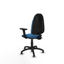 Chaise de bureau Algarra avec mécanisme Contact permanent de base, revêtue de similicuir bleu clair. Équipée d'un piètement en polyamide noir, d'accoudoirs 2D et de butées