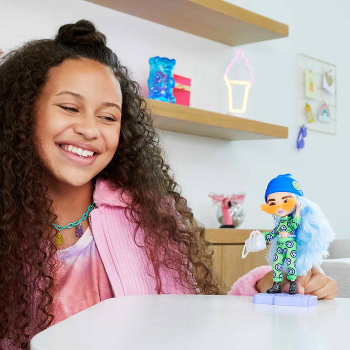 Barbie - Poupée Barbie Extra Mini avec cheveux bleu glacé - 14 cm articulée avec support - HGP65 - Mattel