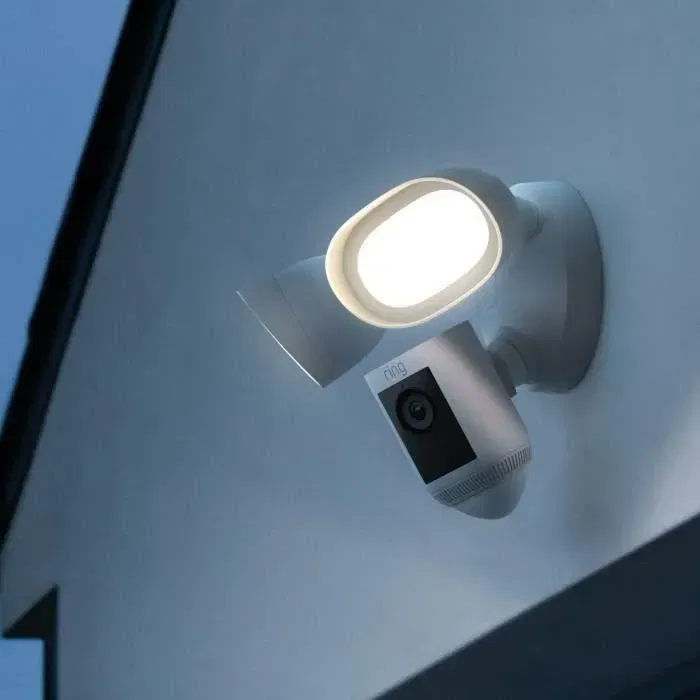 Ring - Caméra de surveillance Spotlight Cam Pro sur secteur avec vision nocturne couleur, détection de mouvement et vidéo HD 1080p - Noir
