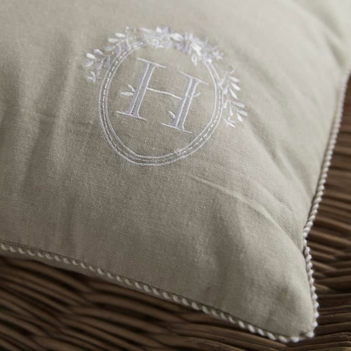 Today Coussin Charme Chambray avec petite broderie Berenice 40 x 40 cm Today Coussin Charme Chambray avec petite broderie Berenice 40 x 40 cm