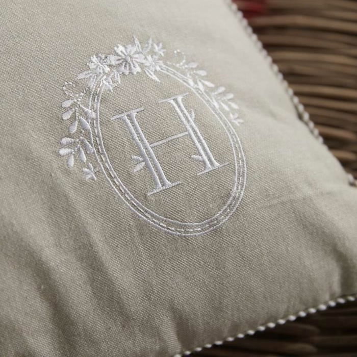 Today Coussin Charme Chambray avec petite broderie Berenice 40 x 40 cm Today Coussin Charme Chambray avec petite broderie Berenice 40 x 40 cm